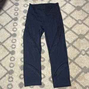 Very good condition black Lululemon leggings with rip tag.